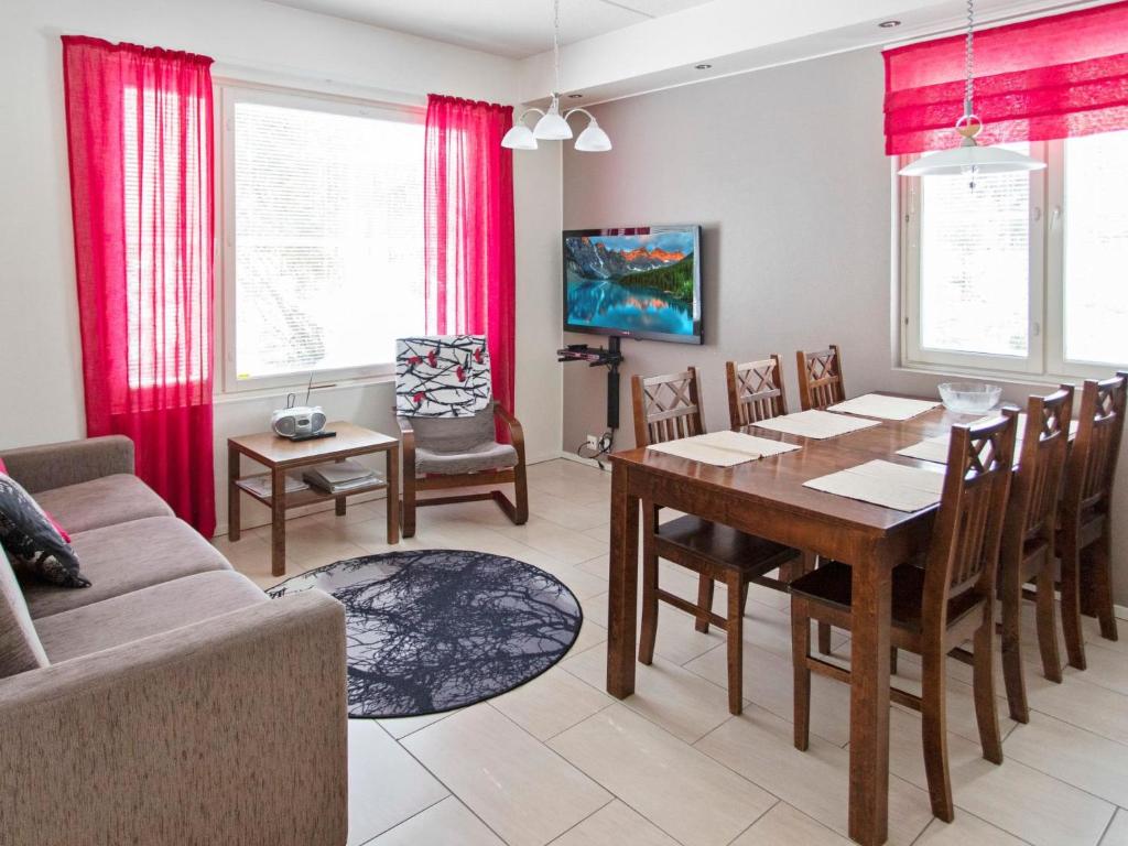 - un salon avec une table et une salle à manger dans l'établissement Holiday Home Yllästar 3 as 506 by Interhome, à Äkäslompolo