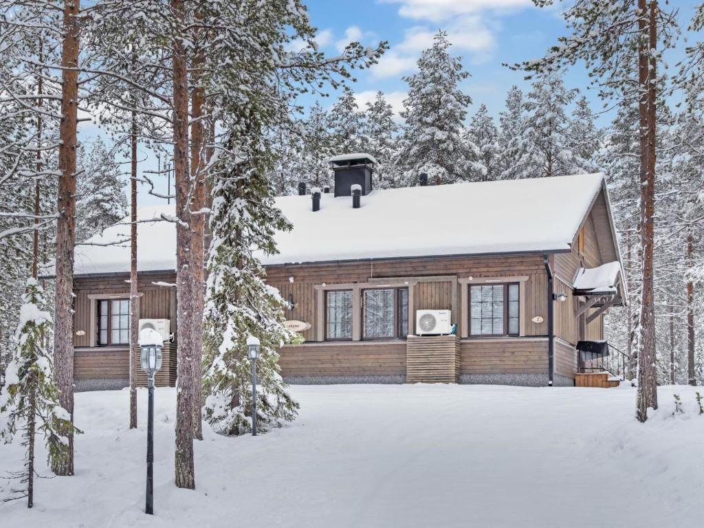 阿卡斯洛姆波羅的住宿－Holiday Home Kurunkynsi ii by Interhome，雪中树林里的小木屋