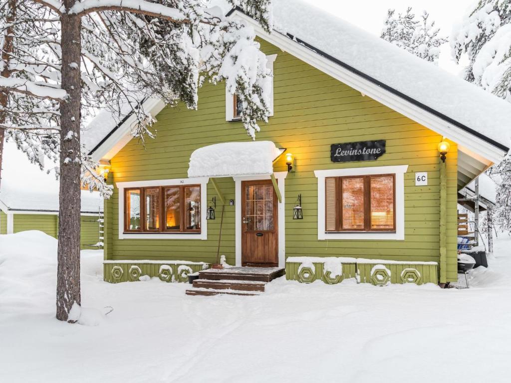 シルッカにあるHoliday Home Levinstone by Interhomeの雪の緑家