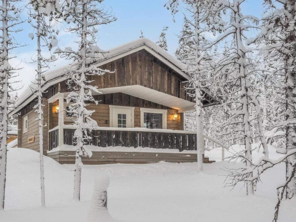 una cabaña de madera en el bosque en la nieve en Holiday Home Poromies d by Interhome, en Saariselkä