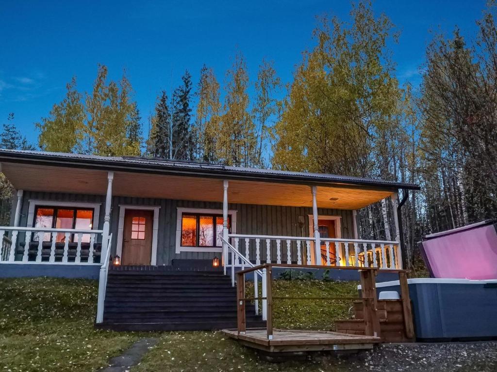 een tiny house met een veranda en een terras bij Holiday Home Villa piranniemi by Interhome in Onkamon Kannas