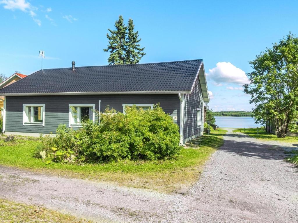 una casa al lado de una carretera junto a un lago en Holiday Home Aamunkoi by Interhome en Pyhäsalmi