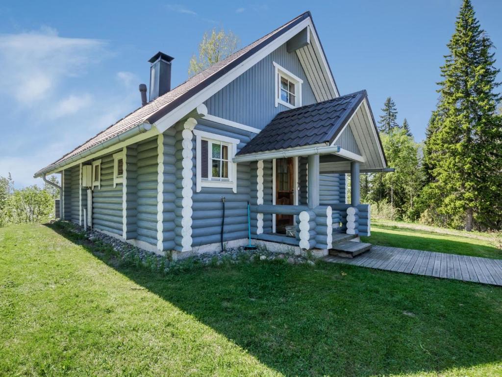 Holiday Home Vastaniemi by Interhome في Paloinen: منزل أزرق صغير مع ساحة عشب