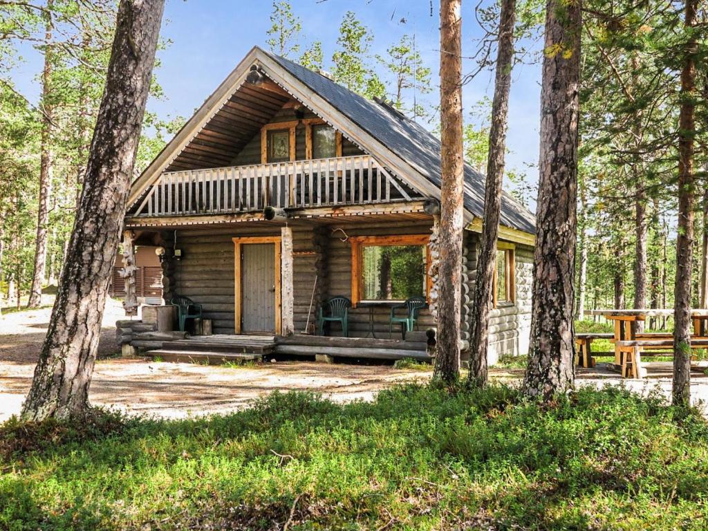 eine Blockhütte im Wald mit Bäumen in der Unterkunft Holiday Home Luppo by Interhome in Kyrö