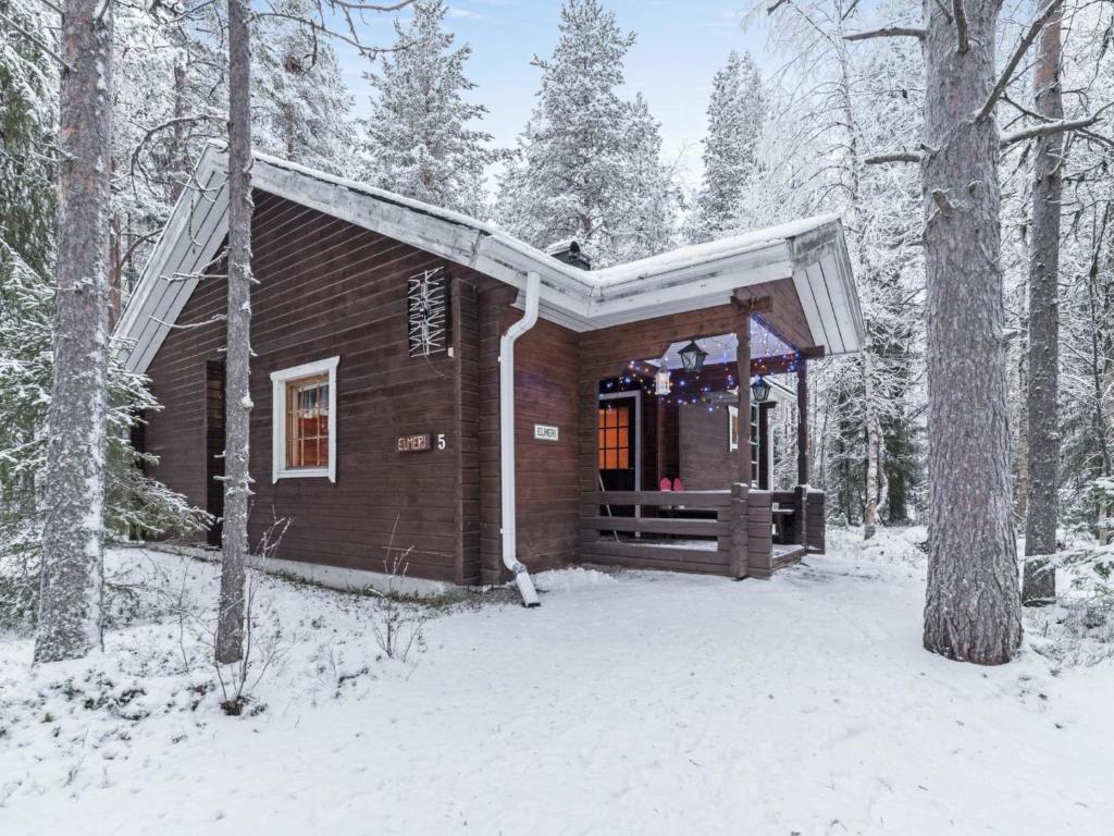 アカスロンポロにあるHoliday Home Elmeri by Interhomeの雪の森の丸太小屋