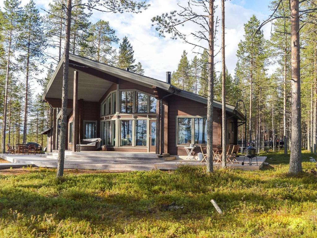 een huis in het bos met een groot terras bij Holiday Home Livontähti by Interhome in Isoniemi