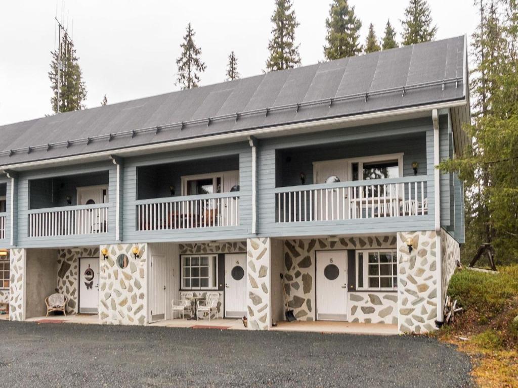 une maison avec une terrasse couverte et un balcon dans l'établissement Holiday Home Ruka-ihtinki 4 a 3 by Interhome, à Niskala