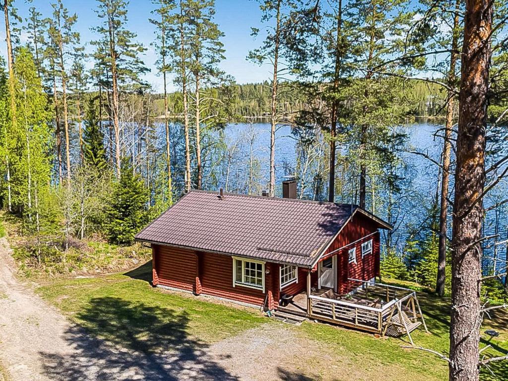 una cabaña en el bosque junto a un lago en Holiday Home Kytöranta by Interhome, en Hara