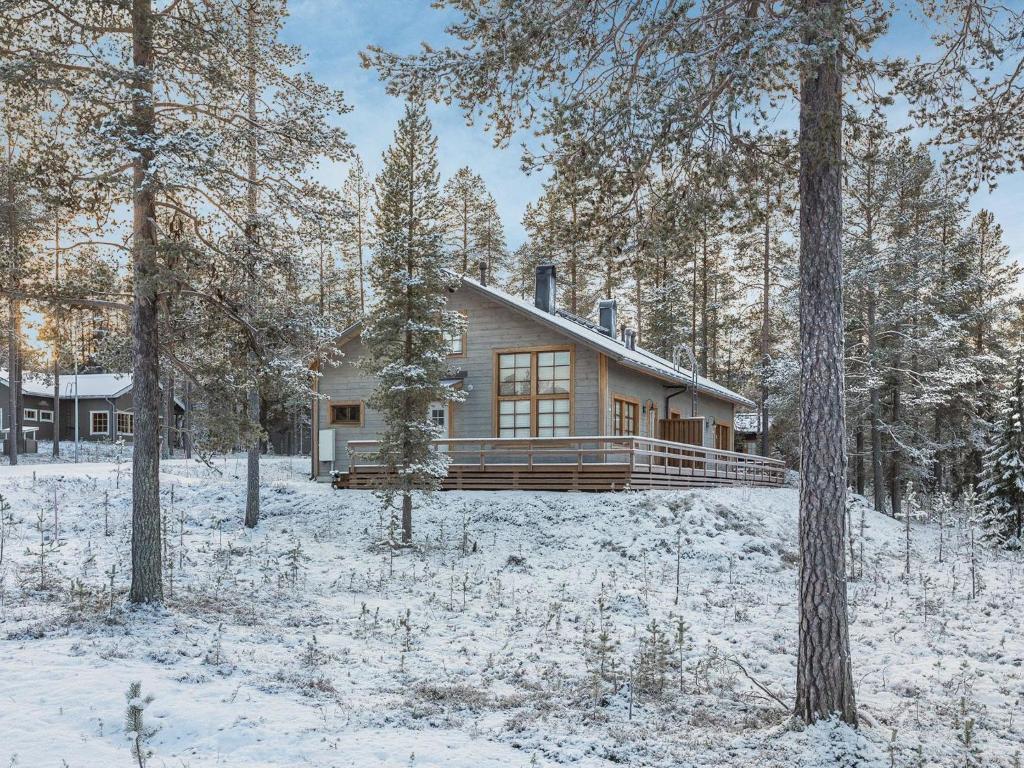 アカスロンポロにあるHoliday Home Kivalonmaa b by Interhomeの雪の森の丸太小屋
