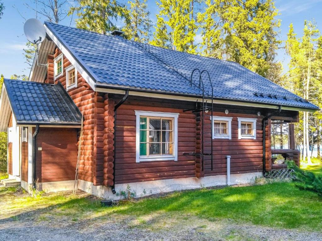 una piccola baita di tronchi con tetto solare di Holiday Home Purnuranta c by Interhome a Kolinkylä