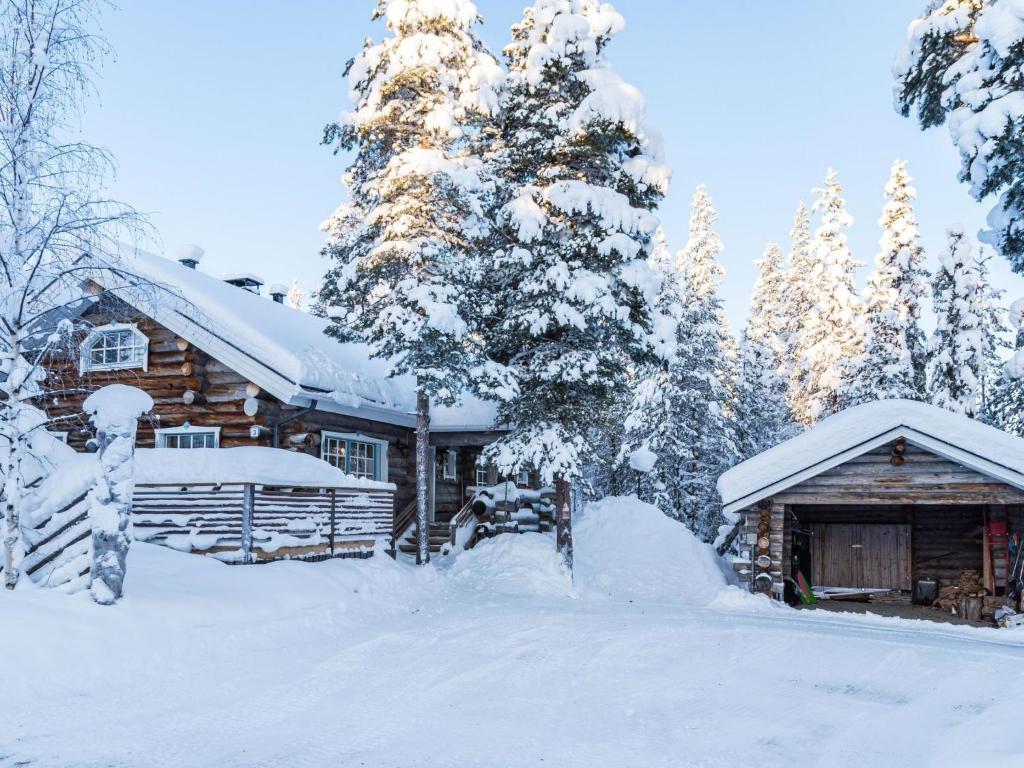 domek z bali i śniegiem na dachu w obiekcie Holiday Home Terakka by Interhome w mieście Sirkka