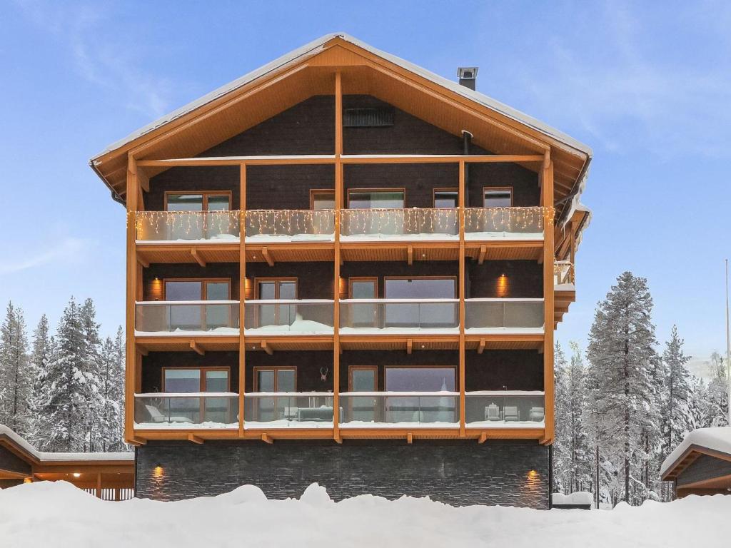 um grande edifício com neve em frente em Holiday Home Levi hillside- 2 skipasses included duri by Interhome em Sirkka