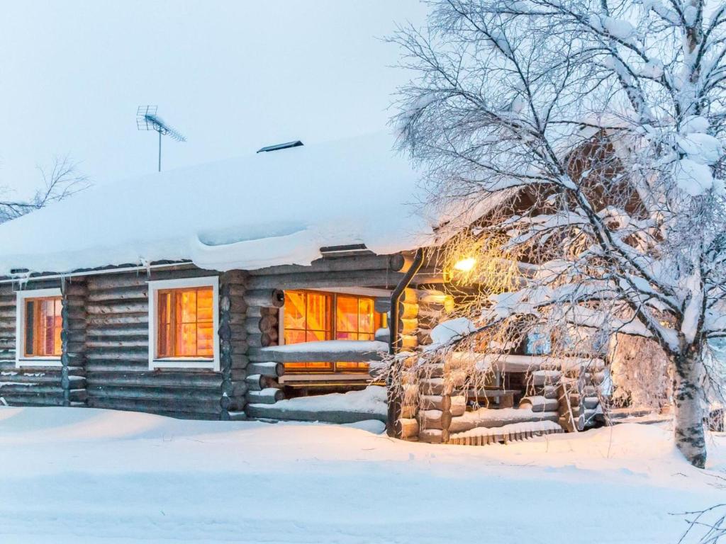 une cabane en rondins dans la neige dans l'établissement Holiday Home Keskiniemi by Interhome, à Nissinaho