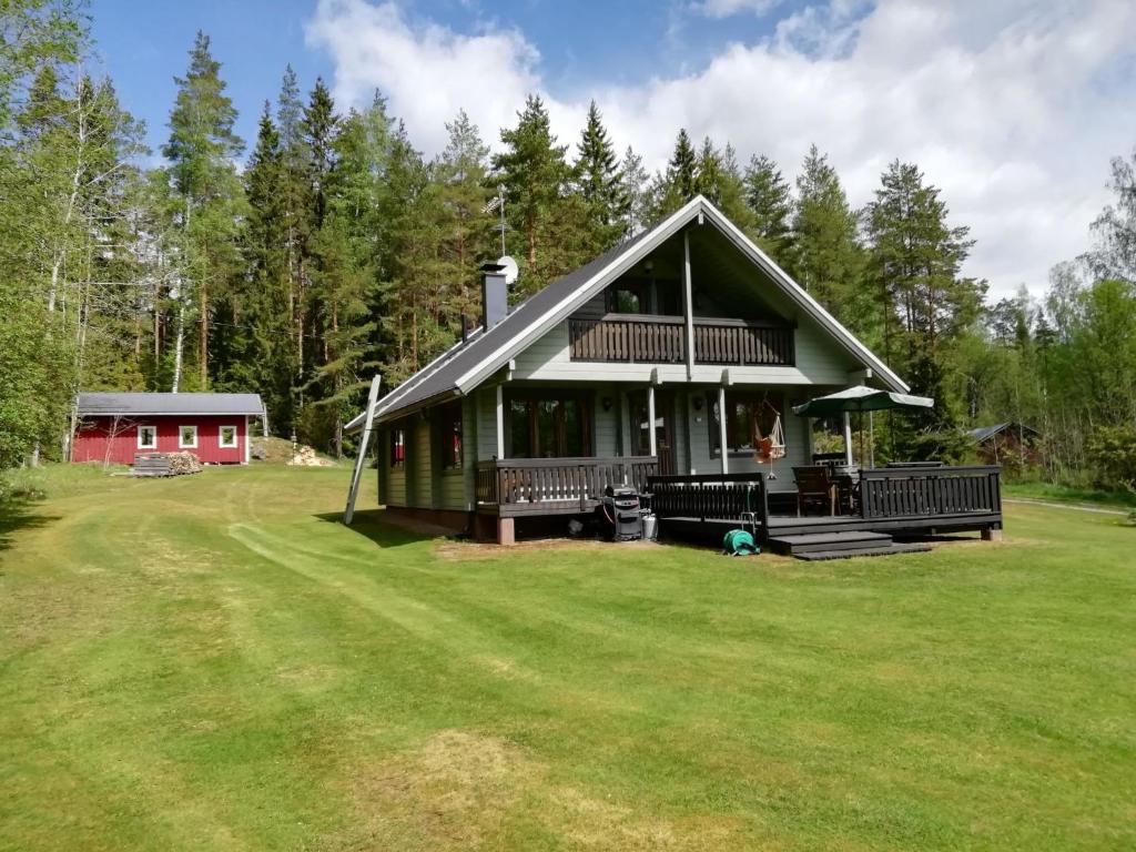 uma grande casa com um grande quintal com um campo de relva em Holiday Home Kotimäki by Interhome em Hämeenlinna