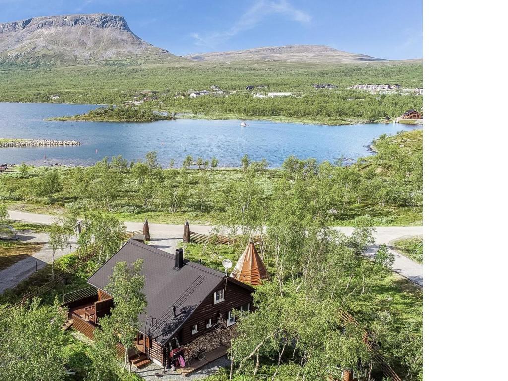 eine Luftaufnahme eines Hauses neben einem See in der Unterkunft Holiday Home Haltinsaana by Interhome in Kilpisjärvi