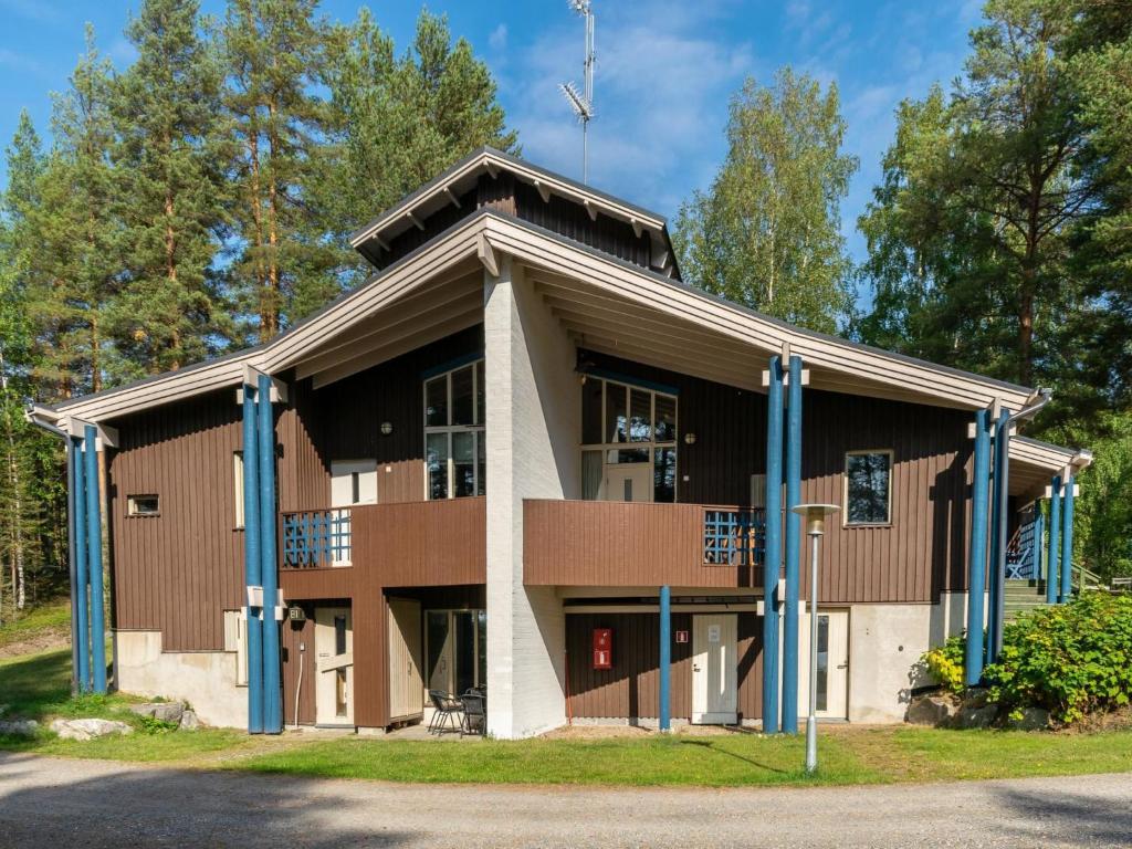 budynek z niebieskimi kijami przed nim w obiekcie Holiday Home Hiisiranta b3 by Interhome w mieście Kolinkylä