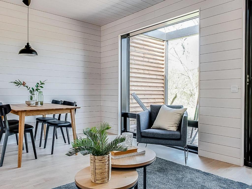 een woonkamer met een tafel en stoelen en een raam bij Holiday Home Kasnäs marina c 20 by Interhome in Kasnäs