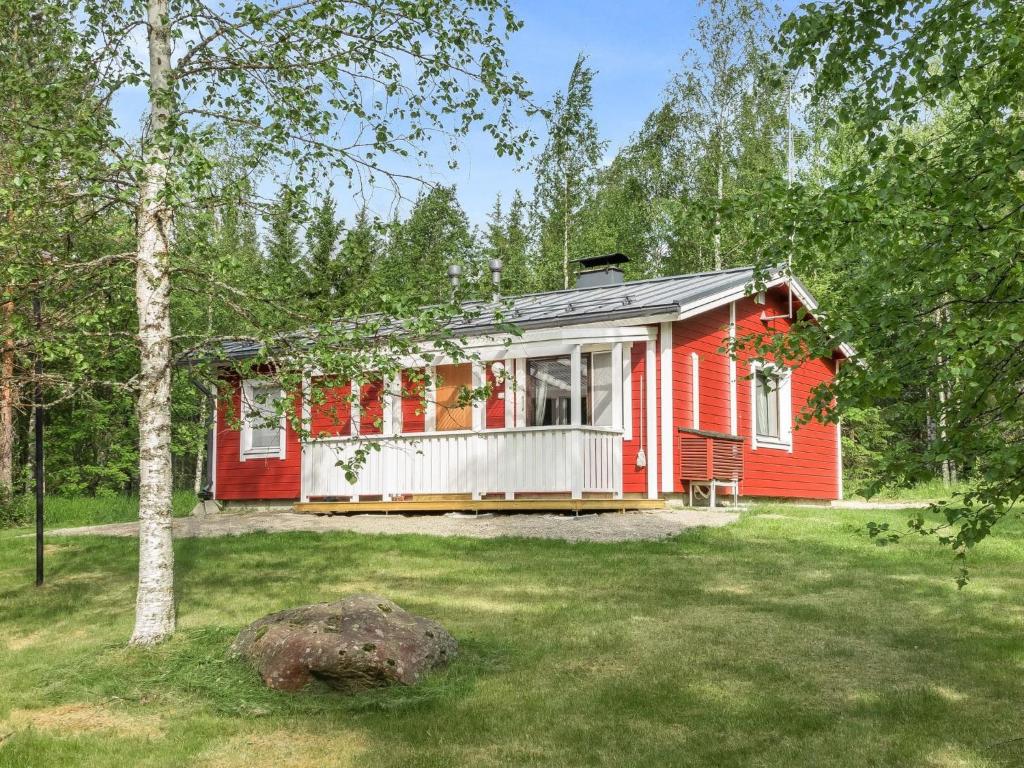 ein rotes Haus mitten im Hof in der Unterkunft Holiday Home Teeri by Interhome in Urimolahti