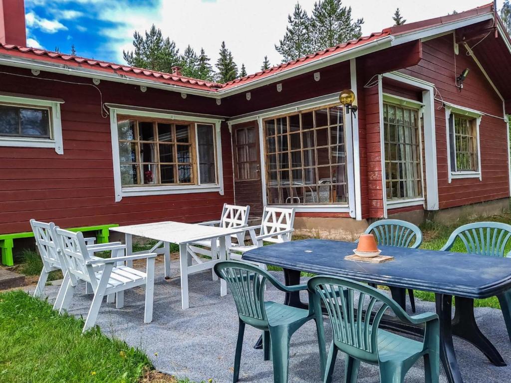 un tavolo e sedie di fronte a una casa di Holiday Home Kallioranta by Interhome a Keitele