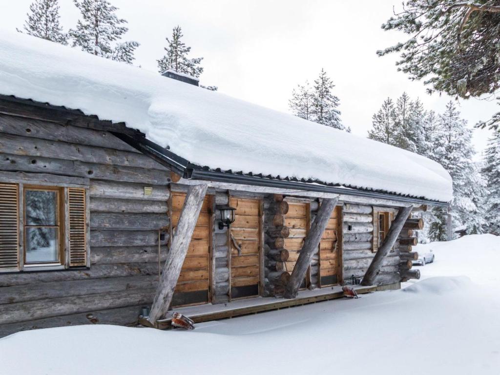 ein Blockhaus im Schnee in der Unterkunft Holiday Home Kelorakka lodge by Interhome in Sirkka