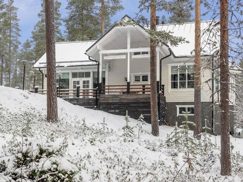 uma casa branca na neve com árvores em Holiday Home Teppolan rinne by Interhome em Salla