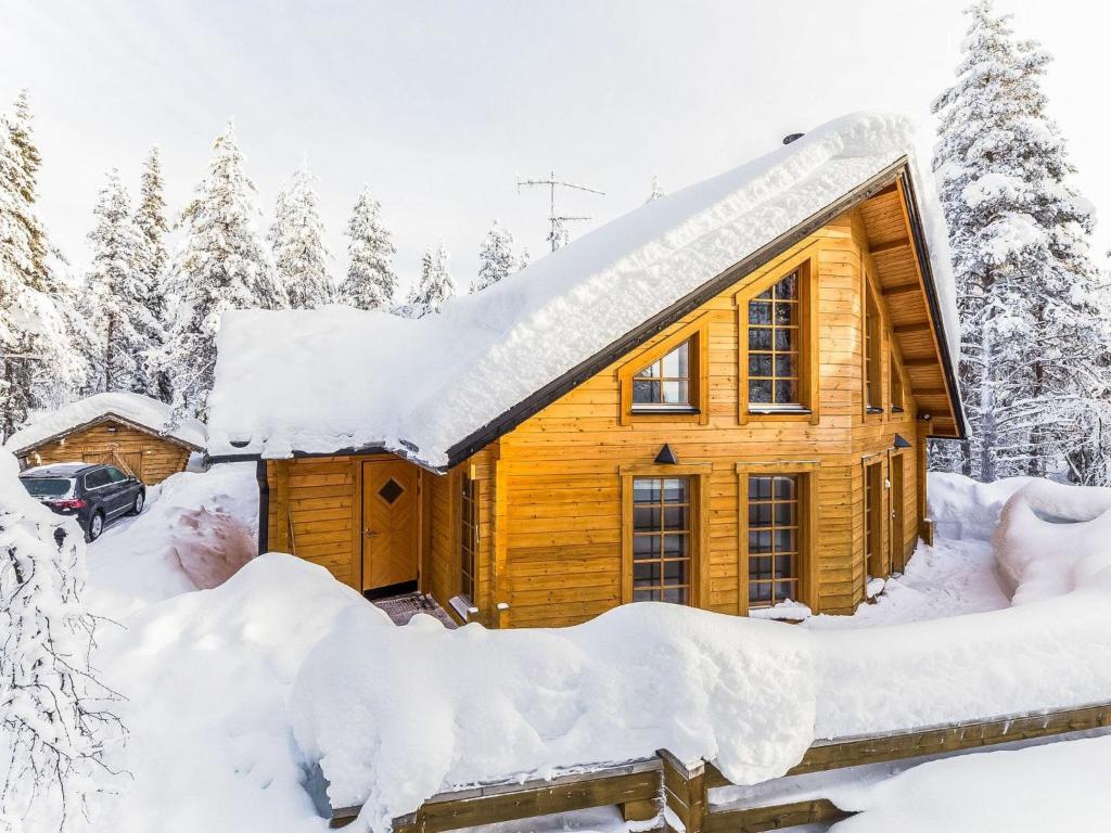 una cabaña de madera en la nieve en Holiday Home Sarah dreamhome in lapland by Interhome, en Kittilä