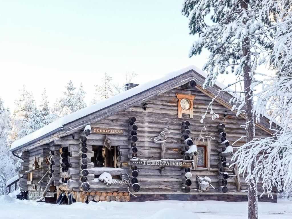 ein Blockhaus im Schnee in der Unterkunft Holiday Home Teeritaivas by Interhome in Sirkka