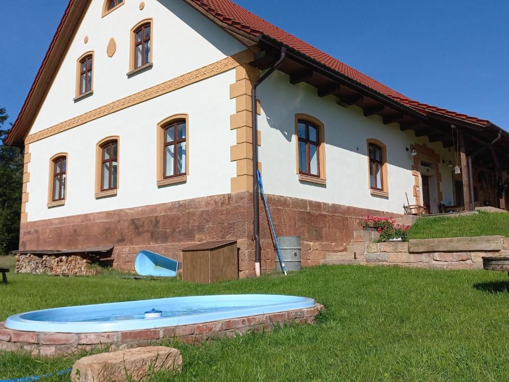 une maison avec une grande piscine en face dans l'établissement Holiday Home Dolní Olešnice by Interhome, à Horní Olešnice
