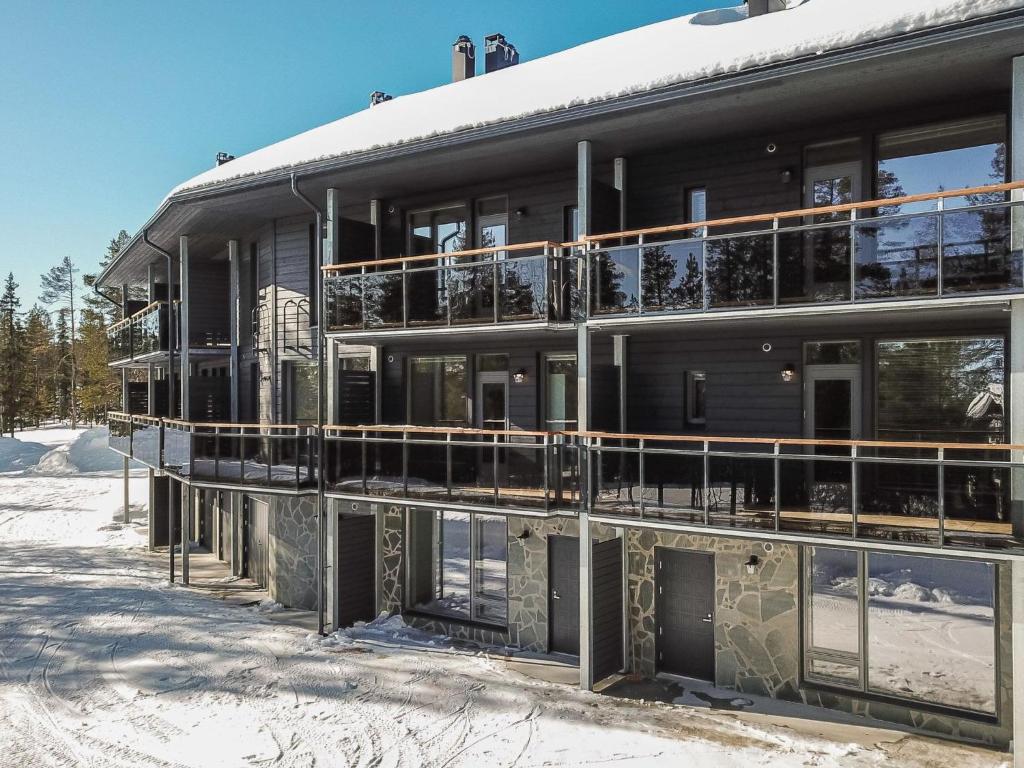 ein Gebäude im Schnee mit vielen Fenstern in der Unterkunft Holiday Home Ylälänsi 3 as 11 by Interhome in Ylläsjärvi