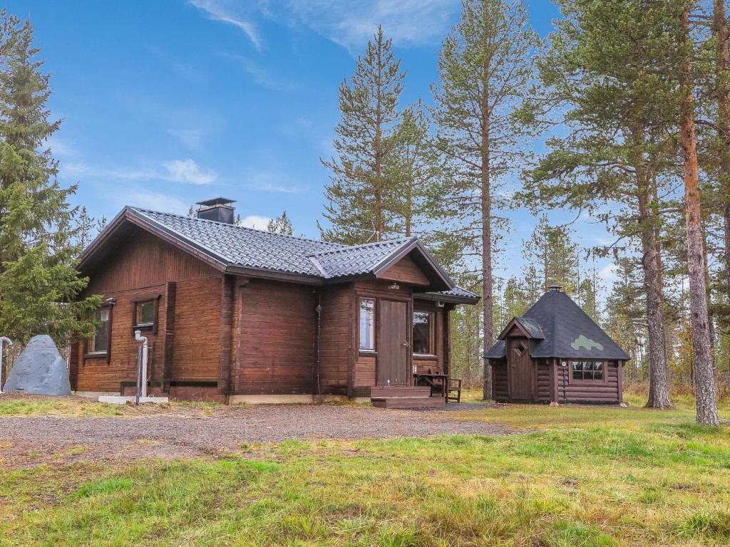 a log cabin in the woods with a yard at Holiday Home Järvenpää by Interhome in Äkäslompolo