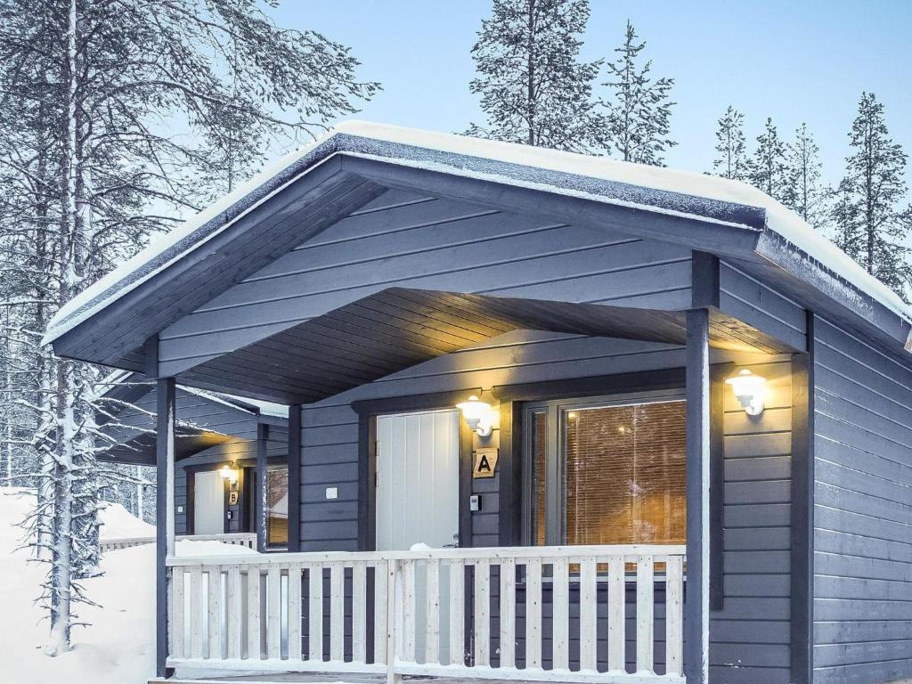 uma pequena cabana na neve na floresta em Holiday Home Pikkuporo a by Interhome em Saariselka