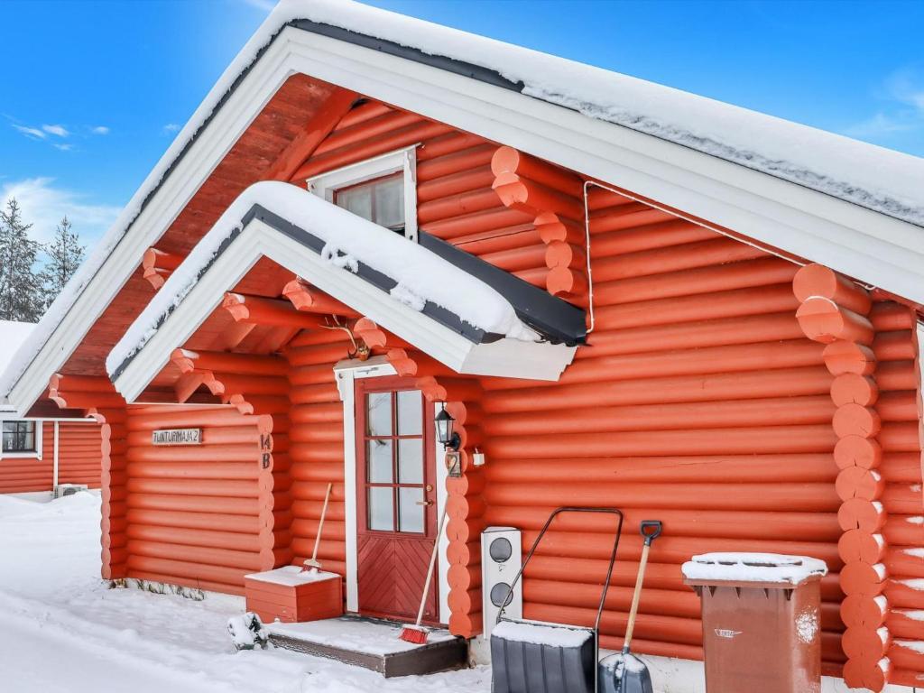 eine rote Kabine mit Schnee auf dem Dach in der Unterkunft Holiday Home Tunturimaja 2 mökki by Interhome in Hyrynsalmi