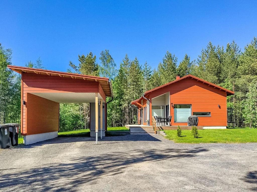 a building with a garage next to a house at Holiday Home Meri-villa by Interhome in Kiviniemi