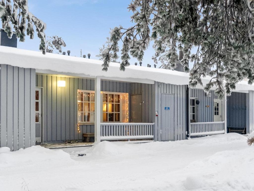 une maison dans la neige dans l'établissement Holiday Home Evertin hippu by Interhome, à Saariselka