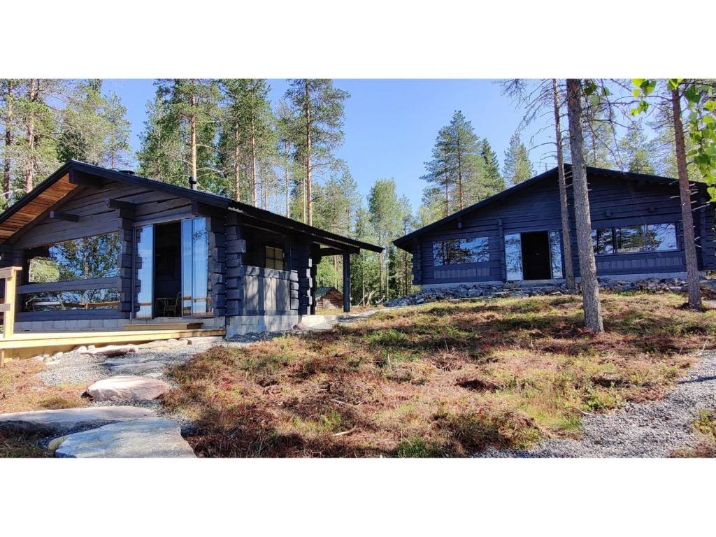 eine Blockhütte mitten im Wald in der Unterkunft Holiday Home Kiviniemi by Interhome in Siikakämä