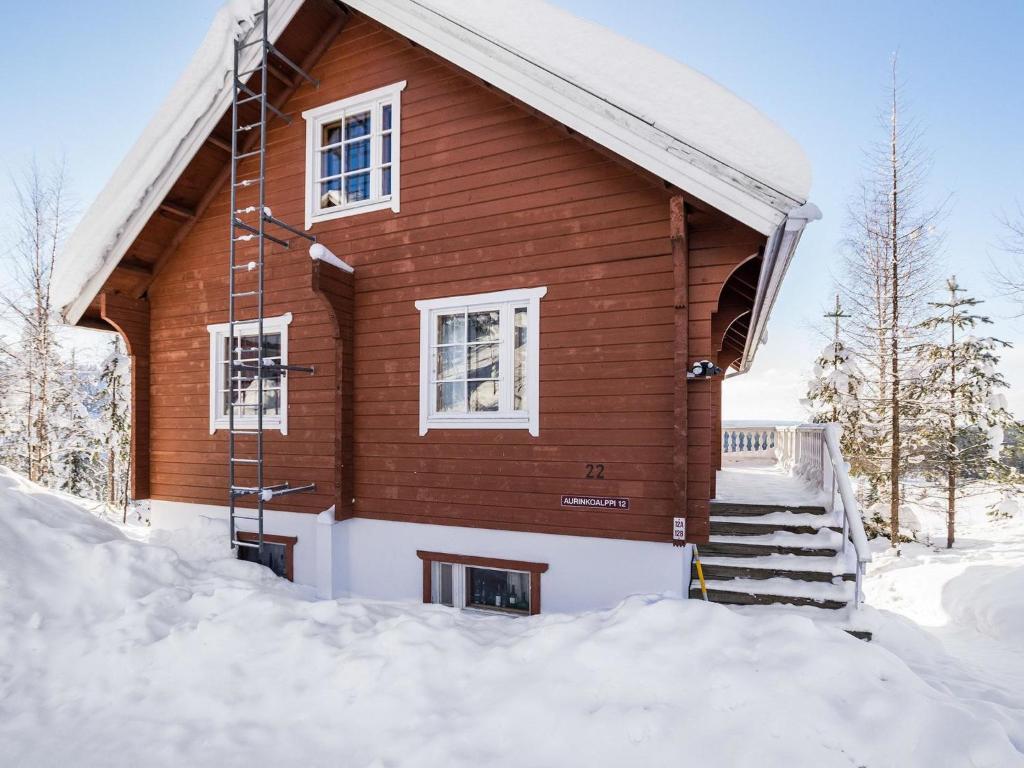une maison dans la neige avec de la neige autour de celle-ci dans l'établissement Holiday Home Aurinkoalppi 12a paritalo by Interhome, à Hyrynsalmi