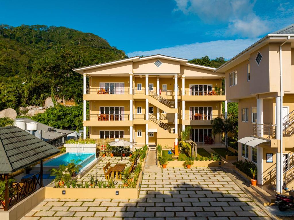 Nespecifikovaný výhled na hory nebo výhled na hory při pohledu z aparthotelu