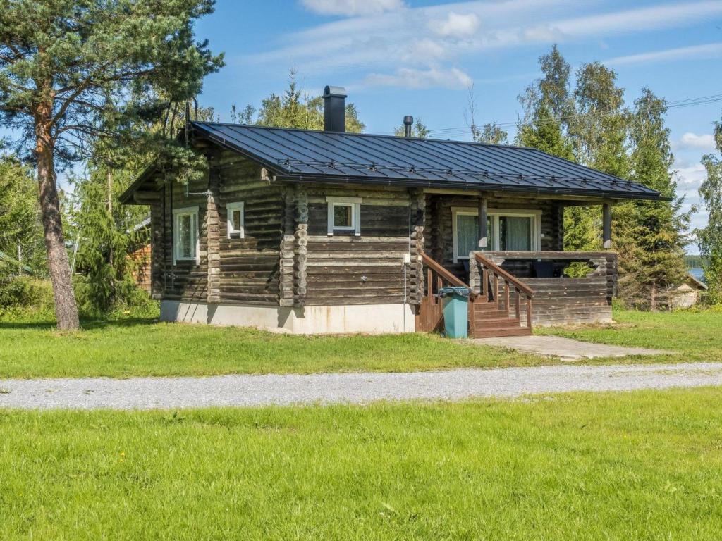 a log cabin with a solar roof at Holiday Home Aamunkoin rantatupa by Interhome in Pyhäsalmi