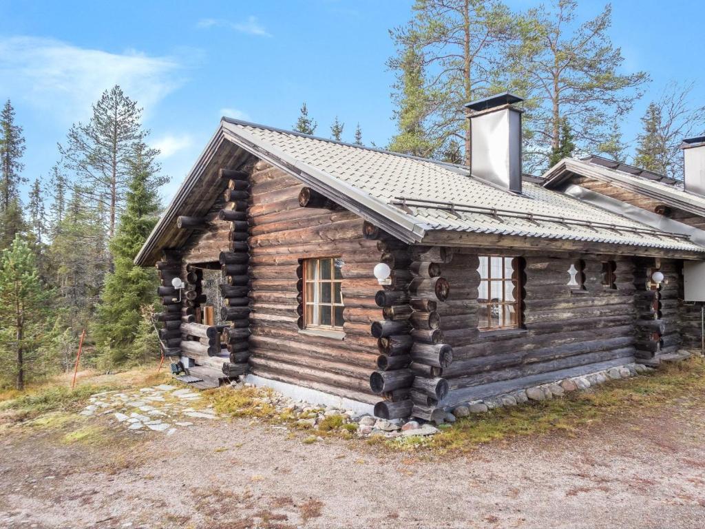 eine Blockhütte im Wald in der Unterkunft Holiday Home Vuosselin kuukkeli by Interhome in Virkkula