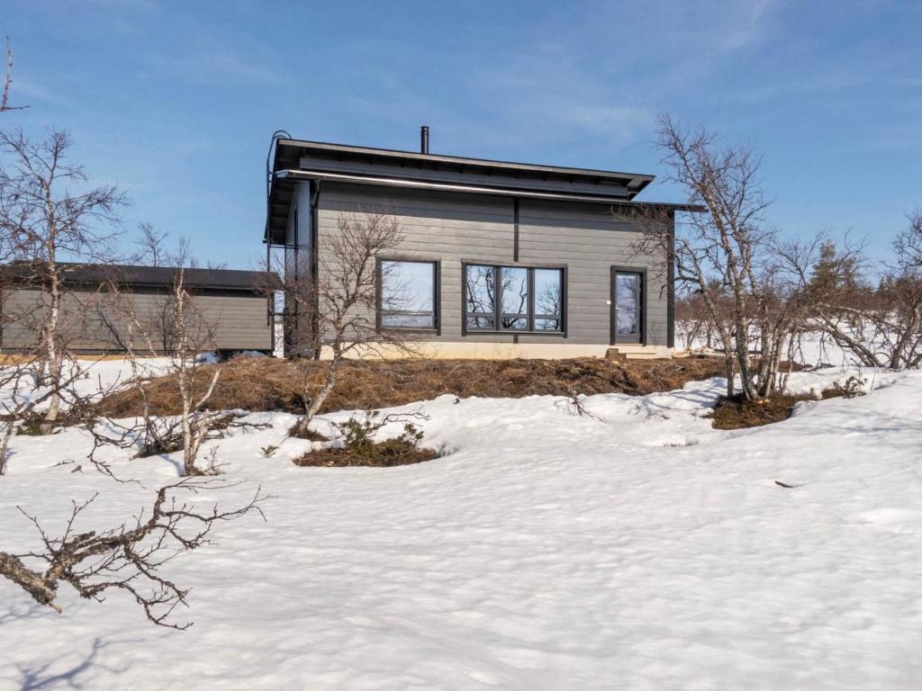 una casa en la nieve delante en Holiday Home Villa viima by Interhome, en Saariselkä