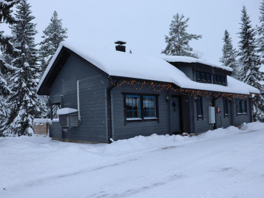 eine Hütte im Schnee mit Weihnachtsbeleuchtung in der Unterkunft Holiday Home Villa tassu 1 by Interhome in Kotila