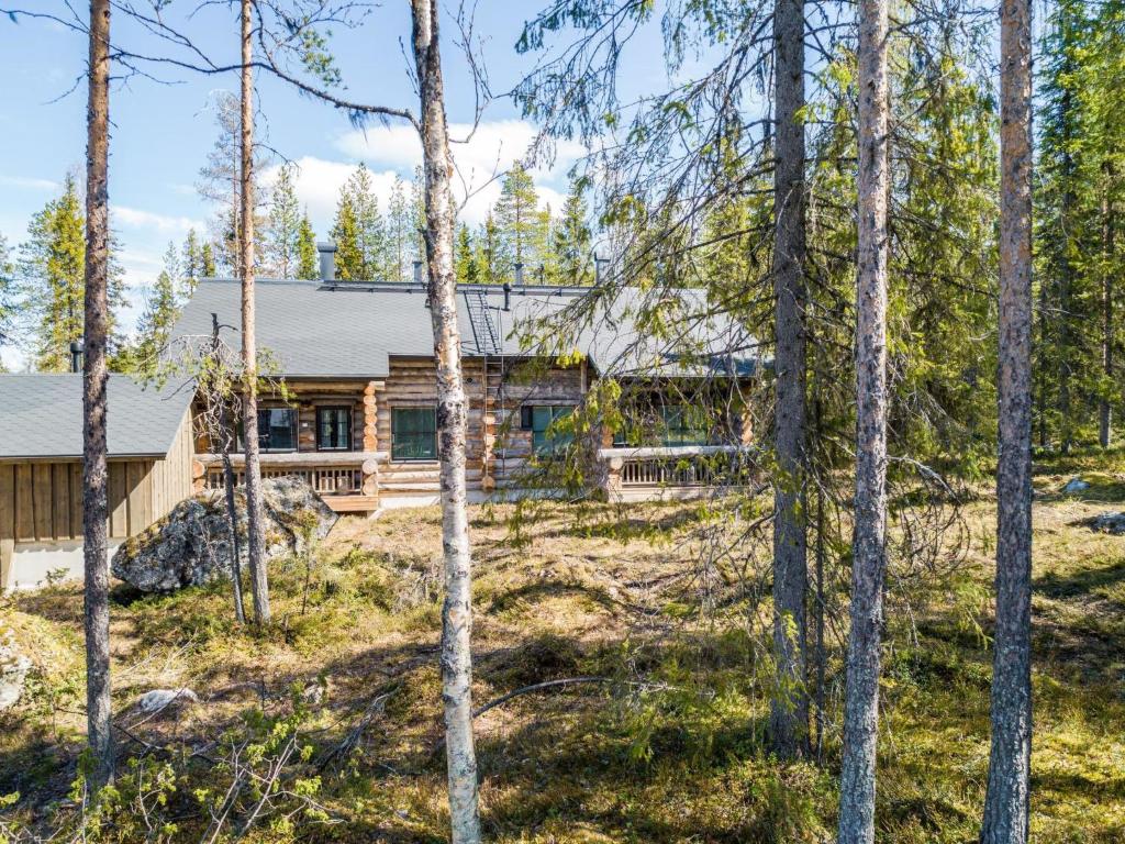 uma cabana de madeira na floresta com árvores em Holiday Home Taruilevi 8 h3 by Interhome em Sirkka