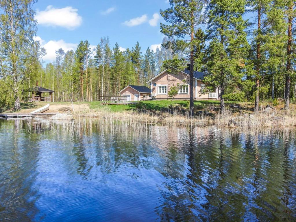a house on the shore of a lake at Holiday Home Villa niemi by Interhome in Kotalahti
