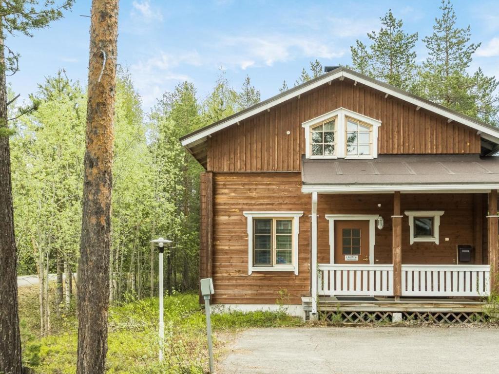 una pequeña casa de madera en el bosque en Holiday Home Lauri 4 pieni by Interhome en Sirkka