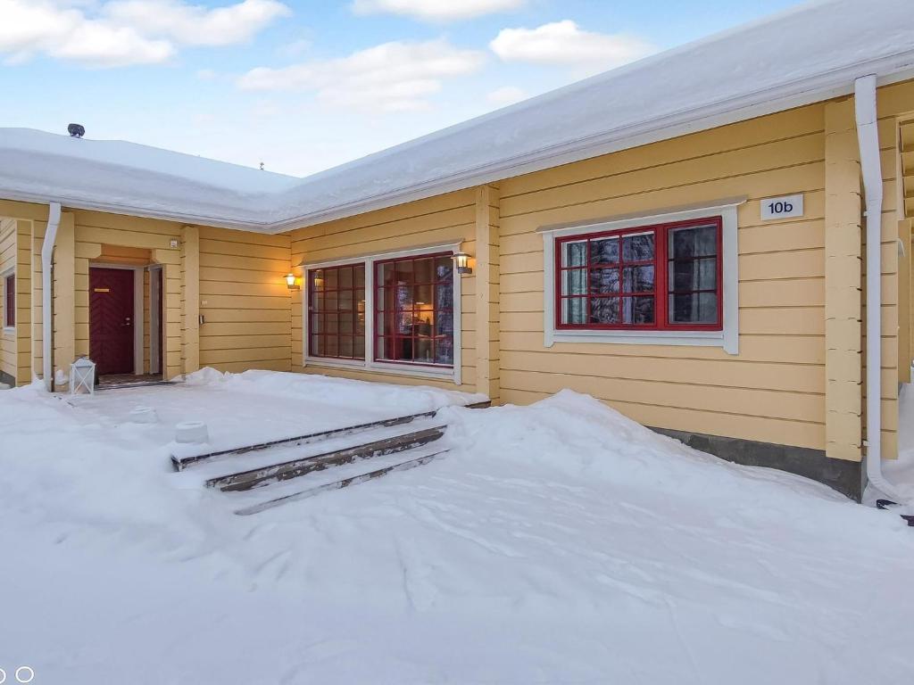 une maison avec de la neige devant elle dans l'établissement Holiday Home Sallan saaga by Interhome, à Tikkala