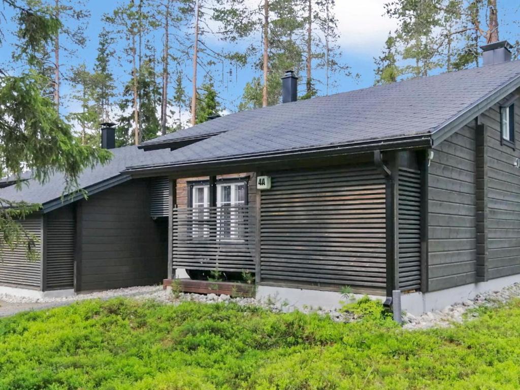 uma casa de madeira com um telhado de gambrel em Holiday Home Rukan pramea by Interhome em Ruka