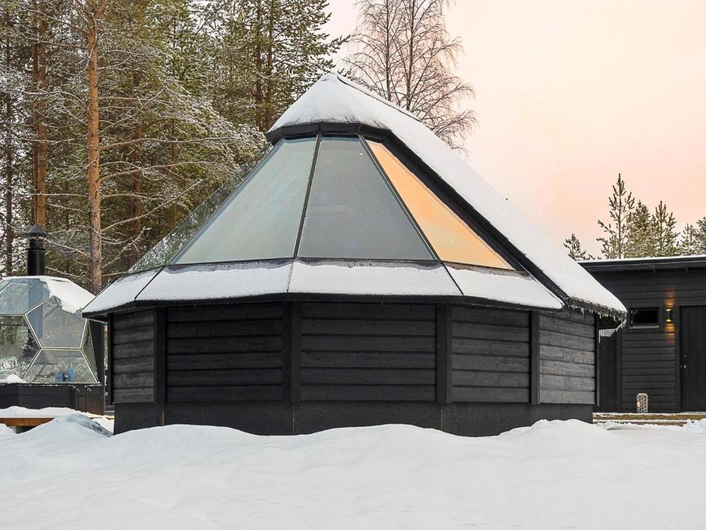 einen Pavillon mit einem schneebedeckten Dach in der Unterkunft Holiday Home Samruam b aurora cabin by Interhome in Salla