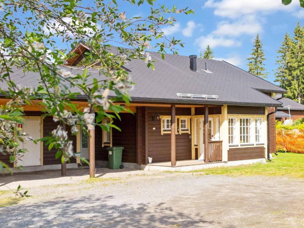 uma casa com um telhado preto em Holiday Home Tahkontupa by Interhome em Tahkovuori