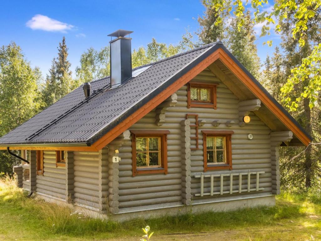 Cabaña de madera con techo negro en Holiday Home Lomaväinö 1 by Interhome, en Salla