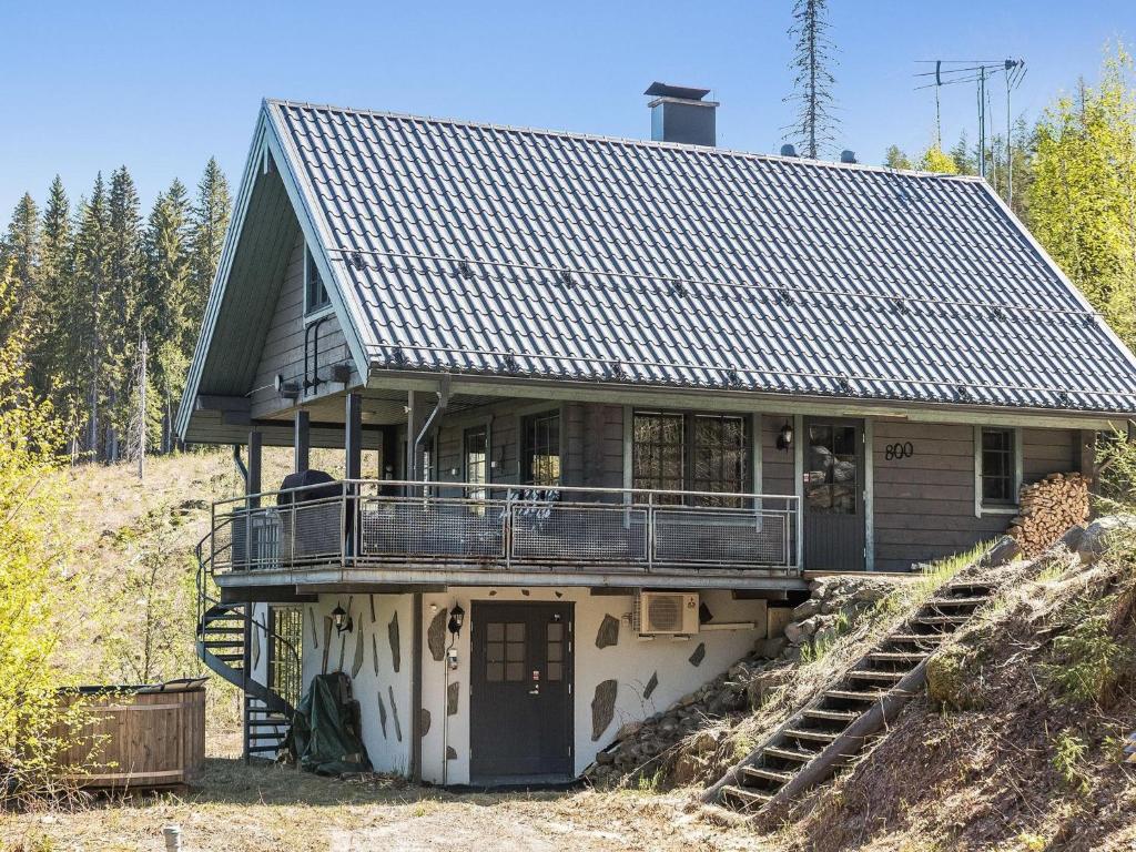 ein Haus auf einem Hügel mit einer Treppe, die hinaufführt in der Unterkunft Holiday Home Tahkomäki by Interhome in Nilsiä